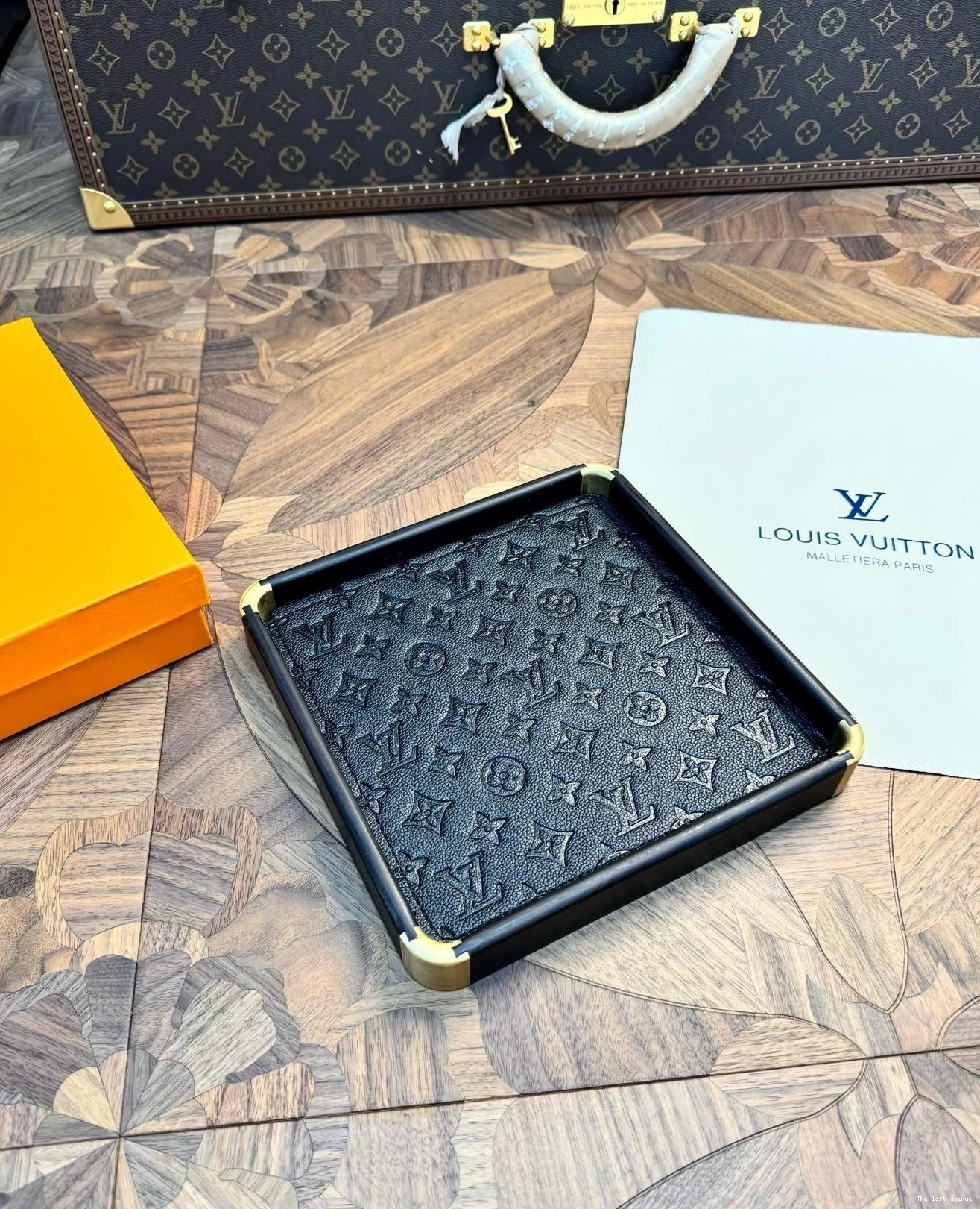SQUARE LV CUSTOM TRAY SERVING 0812